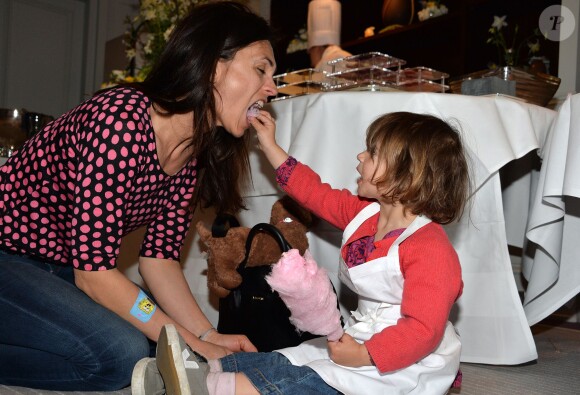 Exclusif - Adeline Blondieau et sa fille Wilona lors d'un goûter de Pâques "Tout Chocolat" à l'Hôtel de Vendôme à Paris le 9 avril 2014.