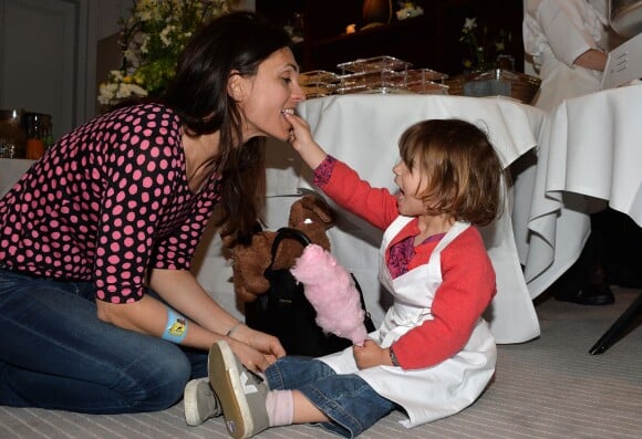 Exclusif - Adeline Blondieau et sa fille Wilona lors d'un goûter de Pâques "Tout Chocolat" à l'Hôtel de Vendôme à Paris le 9 avril 2014.