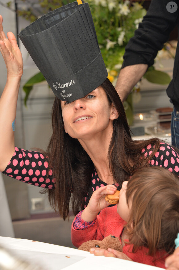 Exclusif - Adeline Blondieau et sa fille Wilona lors d'un goûter de Pâques "Tout Chocolat" à l'Hôtel de Vendôme à Paris le 9 avril 2014.
