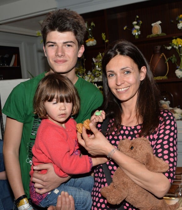 Exclusif - Adeline Blondieau, son fils Aïtor et sa fille Wilona lors d'un goûter de Pâques "Tout Chocolat" à l'Hôtel de Vendôme à Paris le 9 avril 2014.