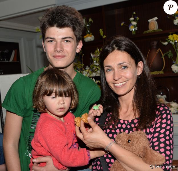 Exclusif - Adeline Blondieau, son fils Aïtor et sa fille Wilona lors d'un goûter de Pâques "Tout Chocolat" à l'Hôtel de Vendôme à Paris le 9 avril 2014.