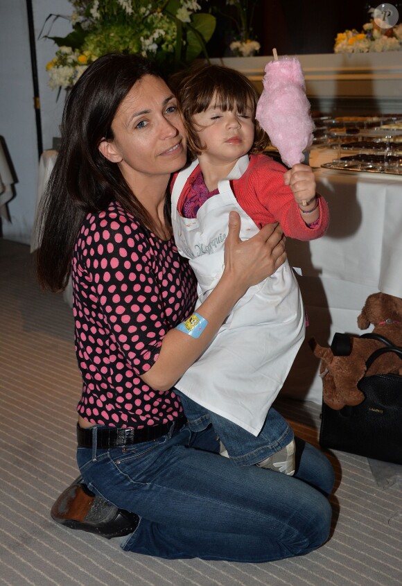 Exclusif - Adeline Blondieau et sa fille Wilona lors d'un goûter de Pâques "Tout Chocolat" à l'Hôtel de Vendôme à Paris le 9 avril 2014.