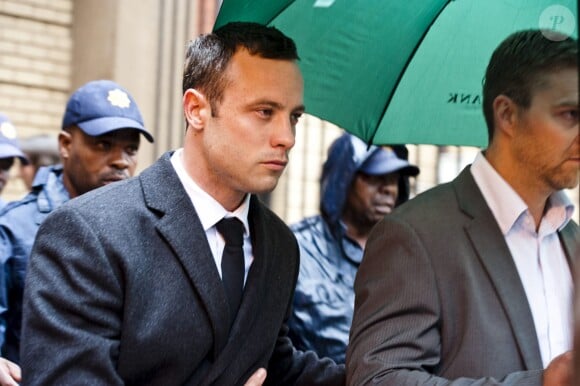 Oscar Pistorius lors de son arrivée à la Haute cour de justice de Pretoria où il doit répondre du meurtre de Reeva Steenkamp, le 10 mars 2014