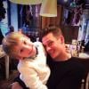 Lee Ryan pose avec son fils Rayn Lee Amethys, le 24 décembre 2013.