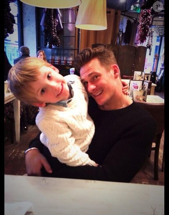 Lee Ryan pose avec son fils Rayn Lee Amethys, le 24 décembre 2013.