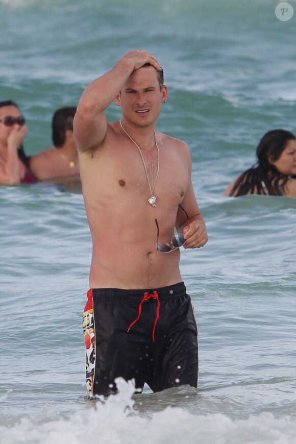 Lee Ryan du groupe Blue à Miami, le 25 juin 2013, profitant d'une journée à la plage.