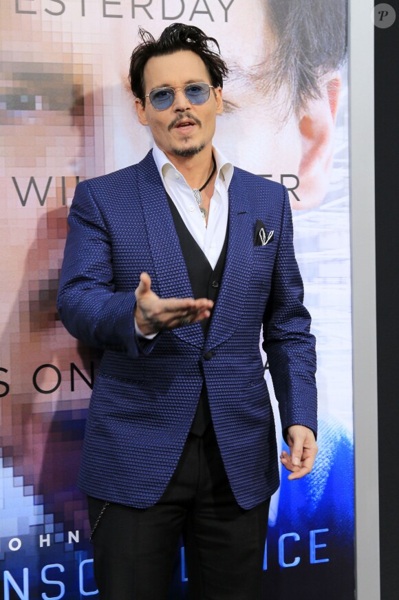 Johnny Depp lors de la première du film Transcendance à Los Angeles, le 10 avril 2014, a reçu les papiers d'une convocation au tribunal pour une affaire de meurtre.