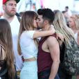 Joe Jonas (des Jonas Brothers) et sa compagne Blanda Eggenschwiler s'embrassent lors du premier jour du festival de Coachella, en Californie, le 11 avril 2014.