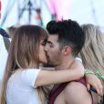 Tendre baiser entre Joe Jonas et sa compagne Blanda Eggenschwiler, lors du premier jour du festival de Coachella, en Californie, le 11 avril 2014.