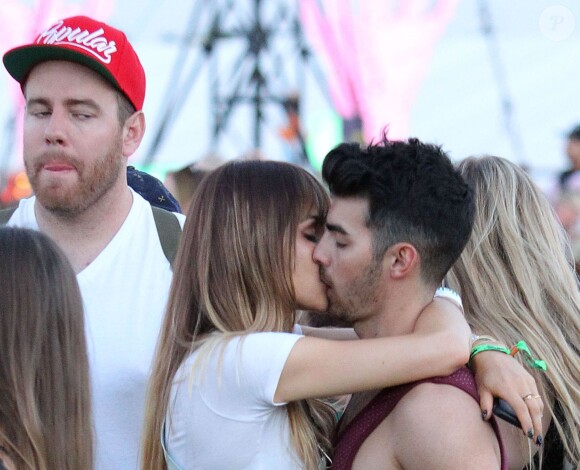 Tendre baiser entre Joe Jonas et sa compagne Blanda Eggenschwiler, lors du premier jour du festival de Coachella, en Californie, le 11 avril 2014.