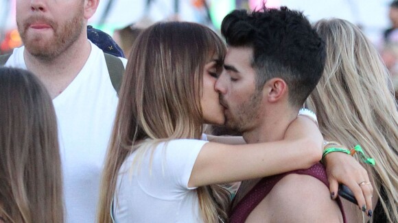 Joe Jonas et Blanda Eggenschwiler : Festival de baisers fougueux à Coachella !
