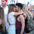 Joe Jonas et sa compagne Blanda Eggenschwiler s'embrassent lors du premier jour du festival de Coachella, en Californie, le 11 avril 2014.