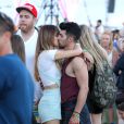 Joe Jonas et sa compagne Blanda Eggenschwiler s'embrassent lors du premier jour du festival de Coachella, en Californie, le 11 avril 2014.