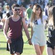 Joe Jonas et Blanda Eggenschwiler se baladent dans un parc, lors du Festival de Coachella, le samedi 12 avril 2014.
