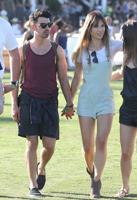 Joe Jonas et Blanda Eggenschwiler se baladent dans un parc, lors du Festival de Coachella, le samedi 12 avril 2014.