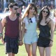 Joe Jonas et Blanda Eggenschwiler se baladent dans un parc, lors du Festival de Coachella, le samedi 12 avril 2014.