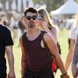 Joe Jonas et sa petite amie Bianda profitent du beau temps à Indio, à l'occasion du Festival de Coachella, le vendredi 11 avril 2014.
