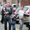 Wayne Rooney, son épouse Coleen et leurs enfants Kai et Klay, dans les rues d'Alderley Edge, le 12 avril 2014
