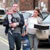 Wayne Rooney, son épouse Coleen et leurs enfants Kai et Klay, dans les rues d'Alderley Edge, le 12 avril 2014