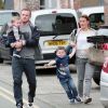 Wayne Rooney avec son petit Klay dans les bras, au côté de son épouse Coleen en prise avec l'aîné Kai, dans les rues d'Alderley Edge, le 12 avril 2014