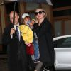 Malgré la pluie, Miranda Kerr et son fils Flynn ont passé de bons moments dans les rues de New York, le 15 avril 2014
