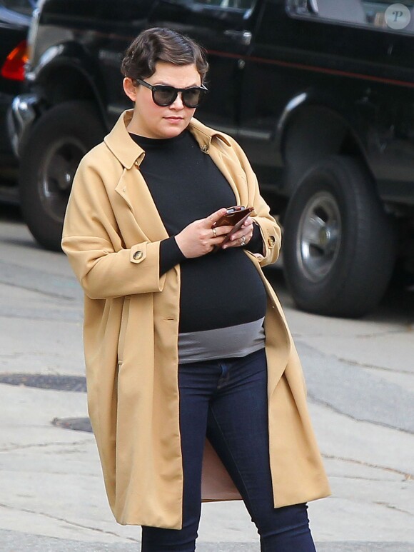 Ginnifer Goodwin, très enceinte à Los Angeles, le 13 avril 2014.
