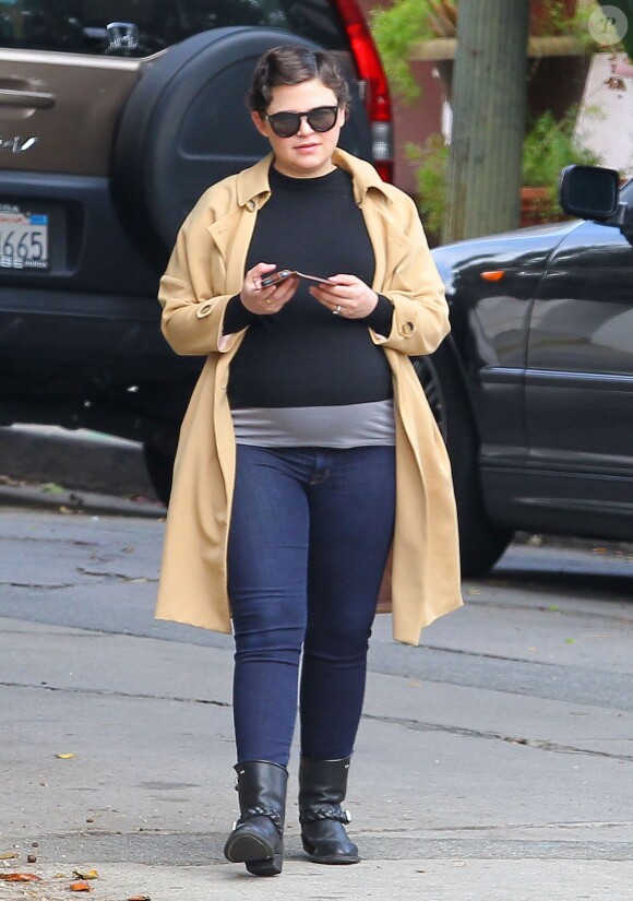 Ginnifer Goodwin, très enceinte, et son mari Josh Dallas passent la journée en famille le lendemain de leur mariage à Los Angeles, le 13 avril 2014.