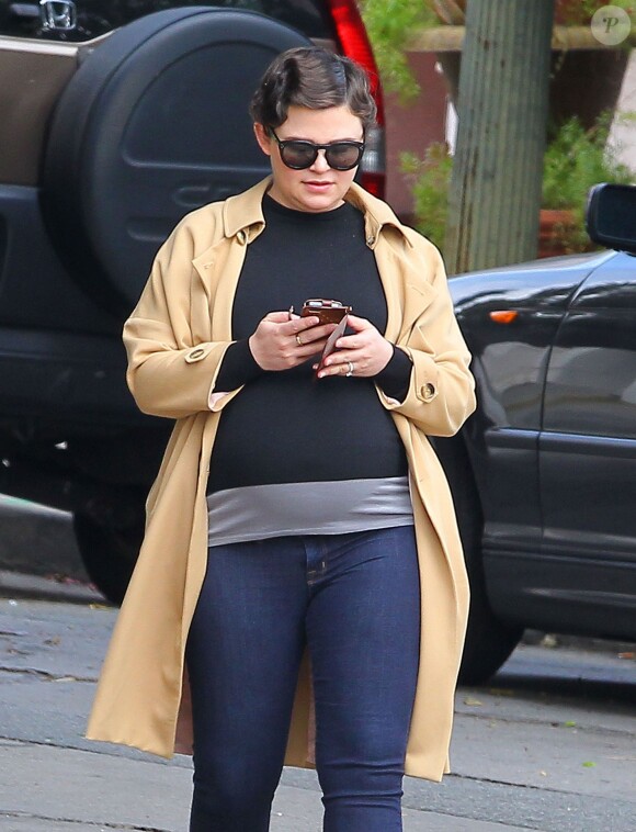 Ginnifer Goodwin, très enceinte, et son mari Josh Dallas passent la journée en famille le lendemain de leur mariage à Los Angeles, le 13 avril 2014.
