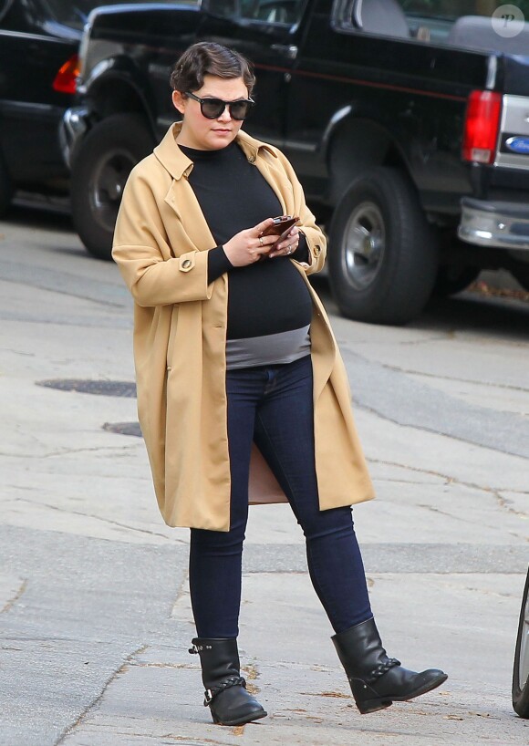 Ginnifer Goodwin, très enceinte, et son mari Josh Dallas passent la journée en famille le lendemain de leur mariage à Los Angeles, le 13 avril 2014.