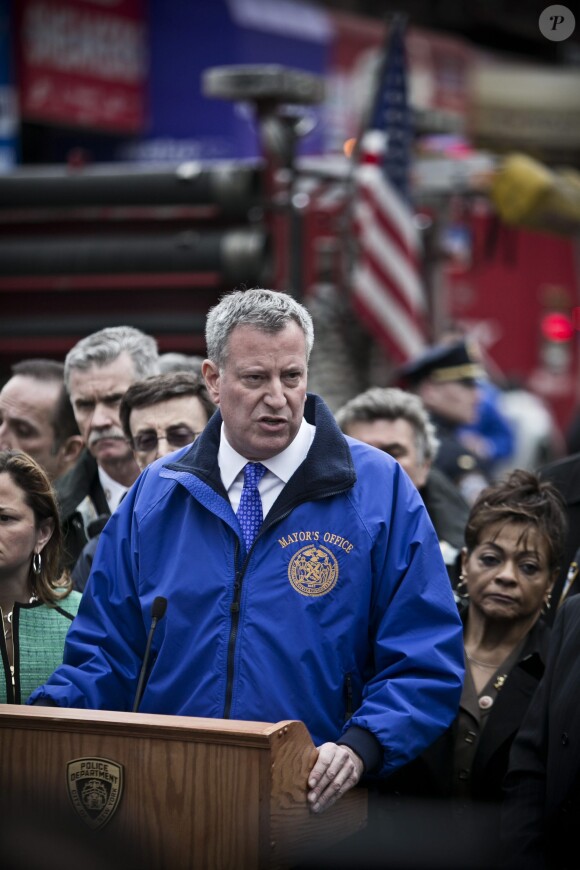 Le maire de New York, Bill de Blasio a tenu une conférence de presse après l'effondrement de deux immeubles à East Harlem (entre 116 St et Park Avenue) à New York, le 12 mars 2014.
