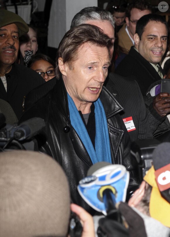 L'acteur Liam Neeson interrogé par la presse pour son soutien au maintien des attelages de chevaux à Central Park, à New York, le 9 mars 2014.