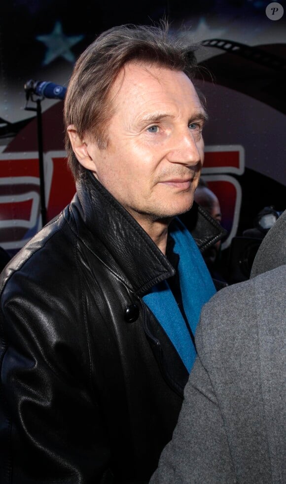 Liam Neeson interrogé par la presse pour son soutien au maintien des attelages de chevaux à Central Park, à New York, le 9 mars 2014.