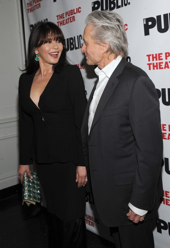 Catherine Zeta-Jones et Michael Douglas complices et amoureux au Public Theater à New York le 15 avril 2014.