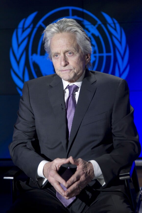 L'acteur américain et messager de la paix des Nations Unies, Michael Douglas participe au siège de l'Organisation des Nations Unies à New York, le 15 avril 2014, au lancement du livre intitulé " Agir pour le désarmement : 10 choses que vous pouvez faire ".