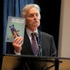 Michael Douglas a présenté un livret destiné aux jeunes, édité par l'ONU, pour promouvoir le contrôle des armes à New York, le 15 avril 2014.