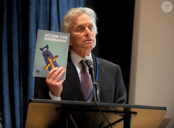 Michael Douglas a présenté un livret destiné aux jeunes, édité par l'ONU, pour promouvoir le contrôle des armes à New York, le 15 avril 2014.