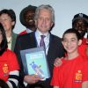 Michael Douglas a présenté un livret destiné aux jeunes, édité par l'ONU, pour promouvoir le contrôle des armes. New York, le 15 avril 2014.