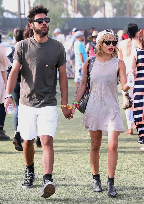 Noah Becker et Zoë Kravitz, main dans la main lors du festival de Coachella. Indio, le 12 avril 2014.