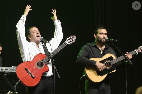 Chico et Kassaka lors du concert de Chico & The Gypsies à l'Olympia à Paris, le 15 avril 2014.