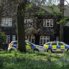 Les policiers et les experts en médecine légale inspectent la maison de Peaches Geldof à Wrotham dans le comté de Kent où elle a été retrouvée morte, à l'âge de 25 ans, le 7 avril 2014.