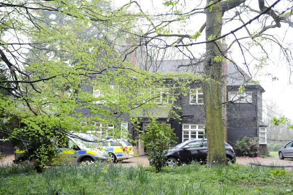 Les policiers inspectent la maison de Peaches Geldof où elle a été retrouvée morte, à l'âge de 25 ans, à Wrotham dans le comté de Kent, le 7 avril 2014.