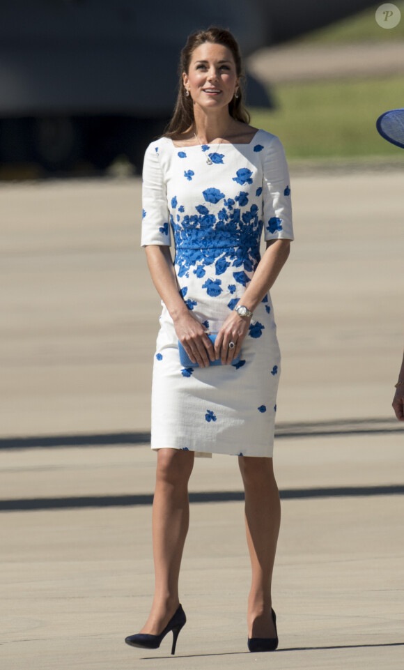 Kate Middleton, sublime en L.K Bennett, arrive dans le Queensland pour aller visiter la base Amberley de la RAAF (Royal Australian Air Force) le 19 avril 2014