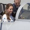 Le prince William et Kate Catherine Middleton, duchesse de Cambridge, visitent la base Amberley de la RAAF (Royal Australian Air Force) lors de leur voyage en Australie et Nouvelle-Zélande. Le 19 avril 2014. Kate a saisi l'occasion de grimper dans le cockpit pour prendre la place d'un pilote à bord d'un avion de chasse !