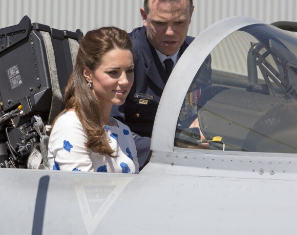 Le prince William et Kate Catherine Middleton, duchesse de Cambridge, visitent la base Amberley de la RAAF (Royal Australian Air Force) lors de leur voyage en Australie et Nouvelle-Zélande. Le 19 avril 2014. Kate a saisi l'occasion de grimper dans le cockpit pour prendre la place d'un pilote à bord d'un avion de chasse !