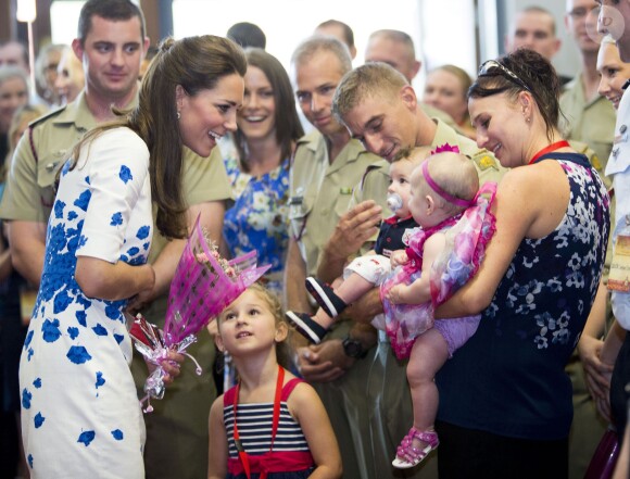 Le prince William et Kate Catherine Middleton, duchesse de Cambridge, ont rencontré les soldats et leurs familles lors de leur visite de la base  Amberley de la RAAF (Royal Australian Air Force)  le 19 avril 2014