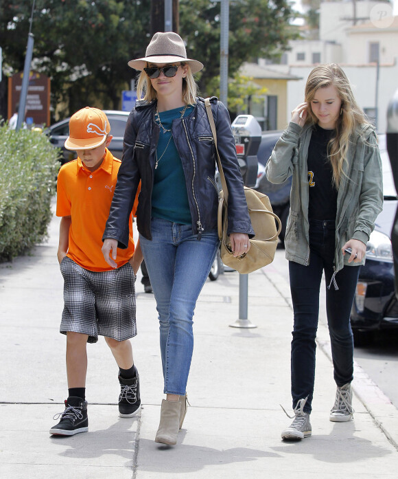 Reese Witherspoon est allée déjeuner avec son mari Jim Toth et ses enfants Ava et Deacon à Brentwood, le 18 avril 2014.