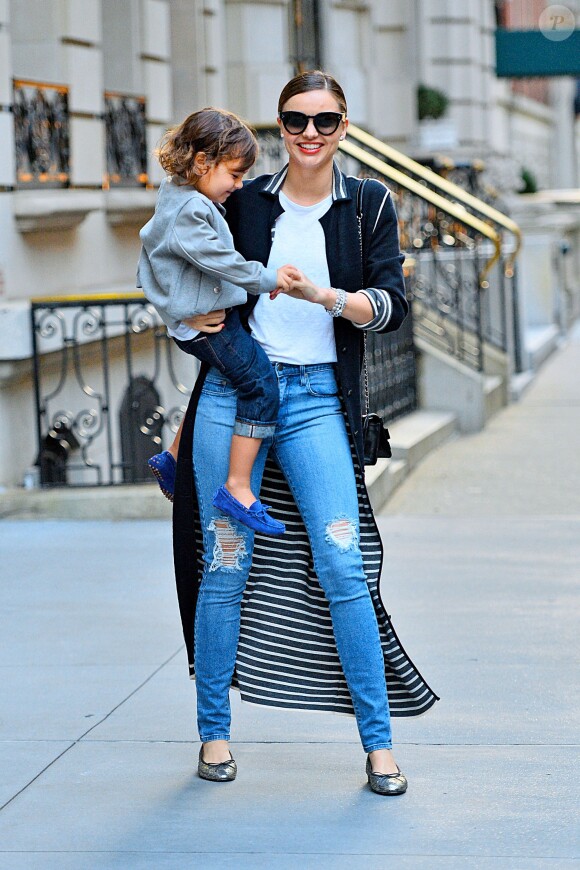 Miranda Kerr et son fils Flynn se baladent dans les rues de New York, le 19 avril 2014.