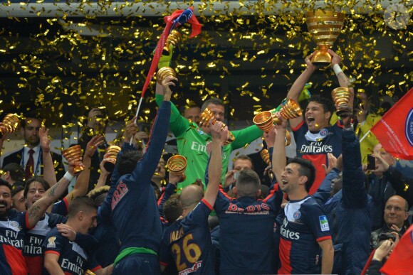 Le PSG fête sa victoire du PSG en Coupe de la Ligue le 19 avril 2014. 