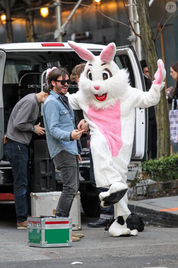 Le lapin héros du clip Sunny Side Up, en plein tournage à New York. Le 8 avril 2014.