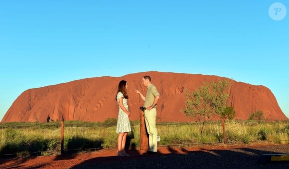 Kate Middleton et William ont pris la pose devant l'inselberg Uluru (ou Ayers Rock), le 22 avril 2014, en Australie, comme le prince Charles et Lady Di en 1983.